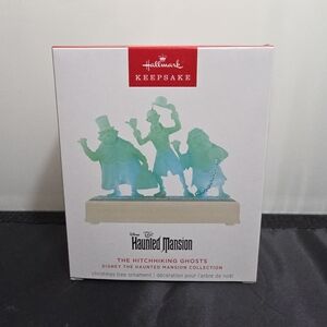 Hallmark Disney The Haunted Mansion Hitchhiking Ghosts Ornament with Light (J3)